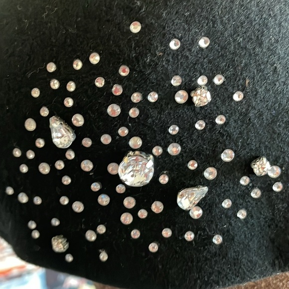 New Betmar New York 100% Wool Darling Cloche Style Cap With Bling - Picture 2 of 6